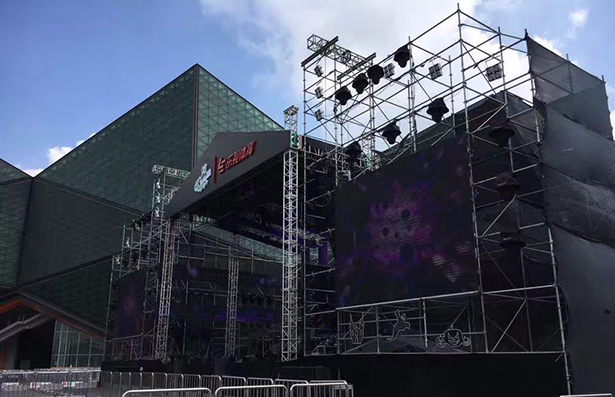 深圳龙岗大运中心广场（龙岗半马音乐会）